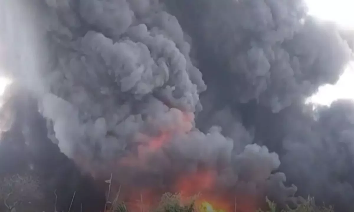 लखनऊ के बाद गाजियाबाद में आग का कहर: इंदिरापुरम में मची अफरा-तफरी लखनऊ के बाद गाजियाबाद में आग का कहर: इंदिरापुरम में मची अफरा-तफरी