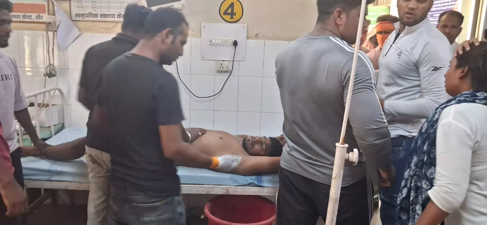 Aligarh News: बिजली का झटका पड़ा भारी, युवक गंभीर हालत में अस्पताल रेफर Aligarh News: बिजली का झटका पड़ा भारी, युवक गंभीर हालत में अस्पताल रेफर