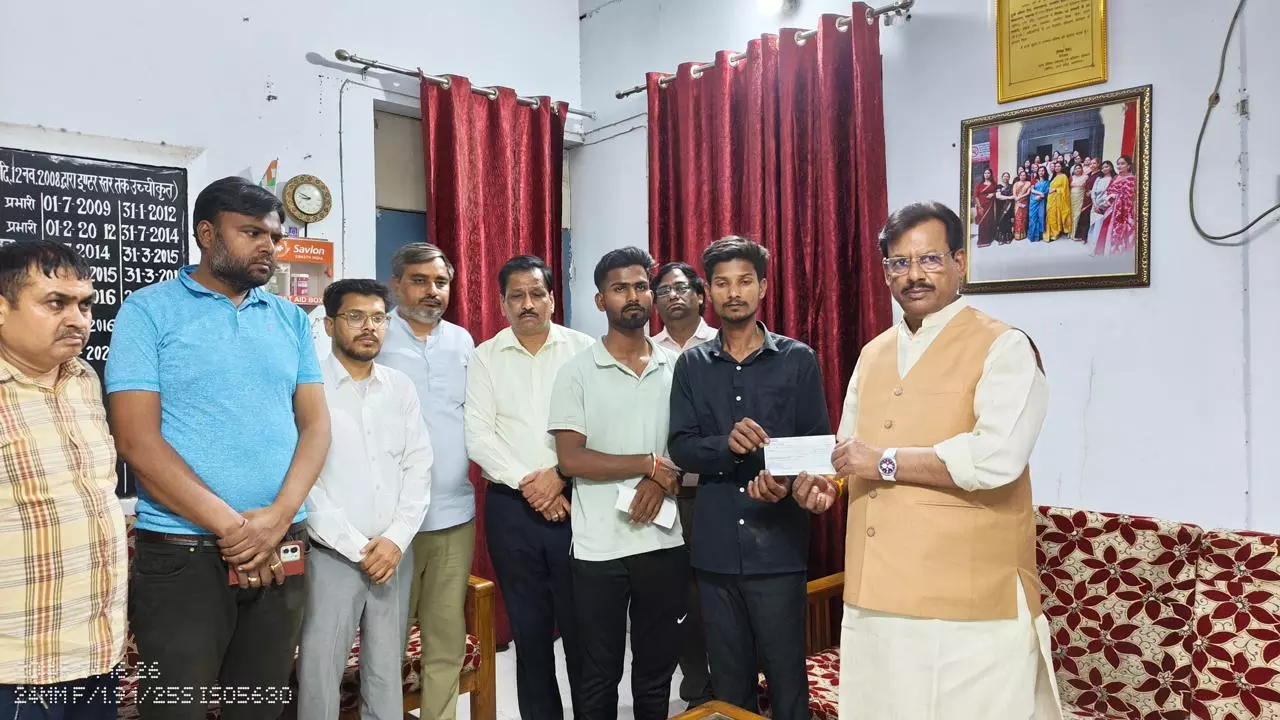 Lucknow Fire: हादसे के बाद एक्शन में Yogi Adityanath, ने परिवारों को दी 4-4 लाख मुआवजा