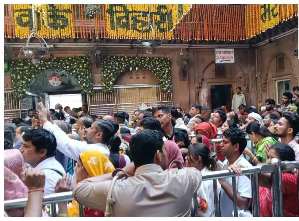 वृंदावन में भक्ति का रंग: अक्षय तृतीया पर लाखों भक्तों ने किए दर्शन और दान-पुण्य