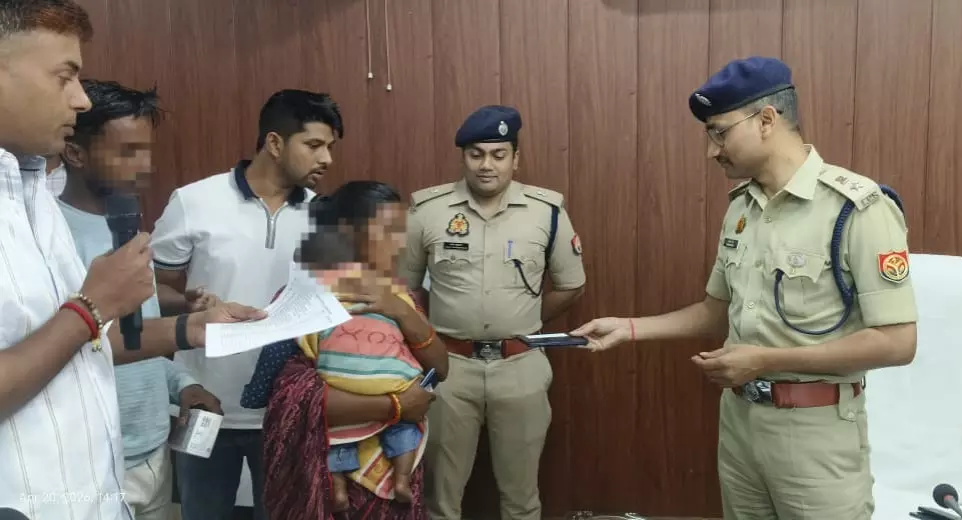 चंदौली में पुलिस की बड़ी सफलता, 121 मोबाइल उनके असली मालिकों तक पहुंचे