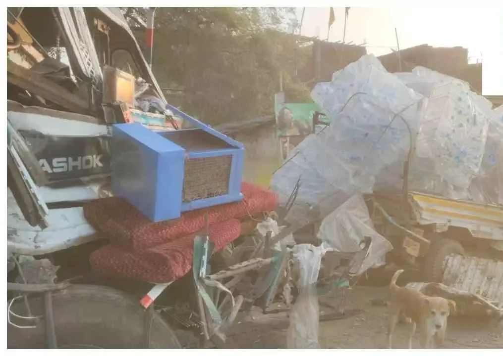 Chandauli News:खड़े वाहनों पर चढ़ा कंटेनर, चंदौली में तीन लोग घायल