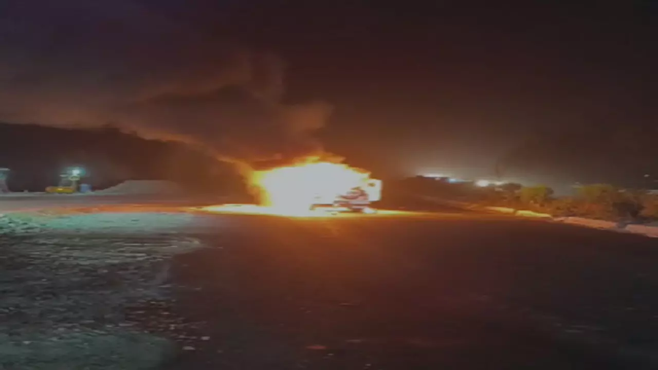 Sant Kabir Nagar News:सड़क हादसे ने लिया खौफनाक रूप, बोलेरो में आग से युवक बुरी तरह झुलसा