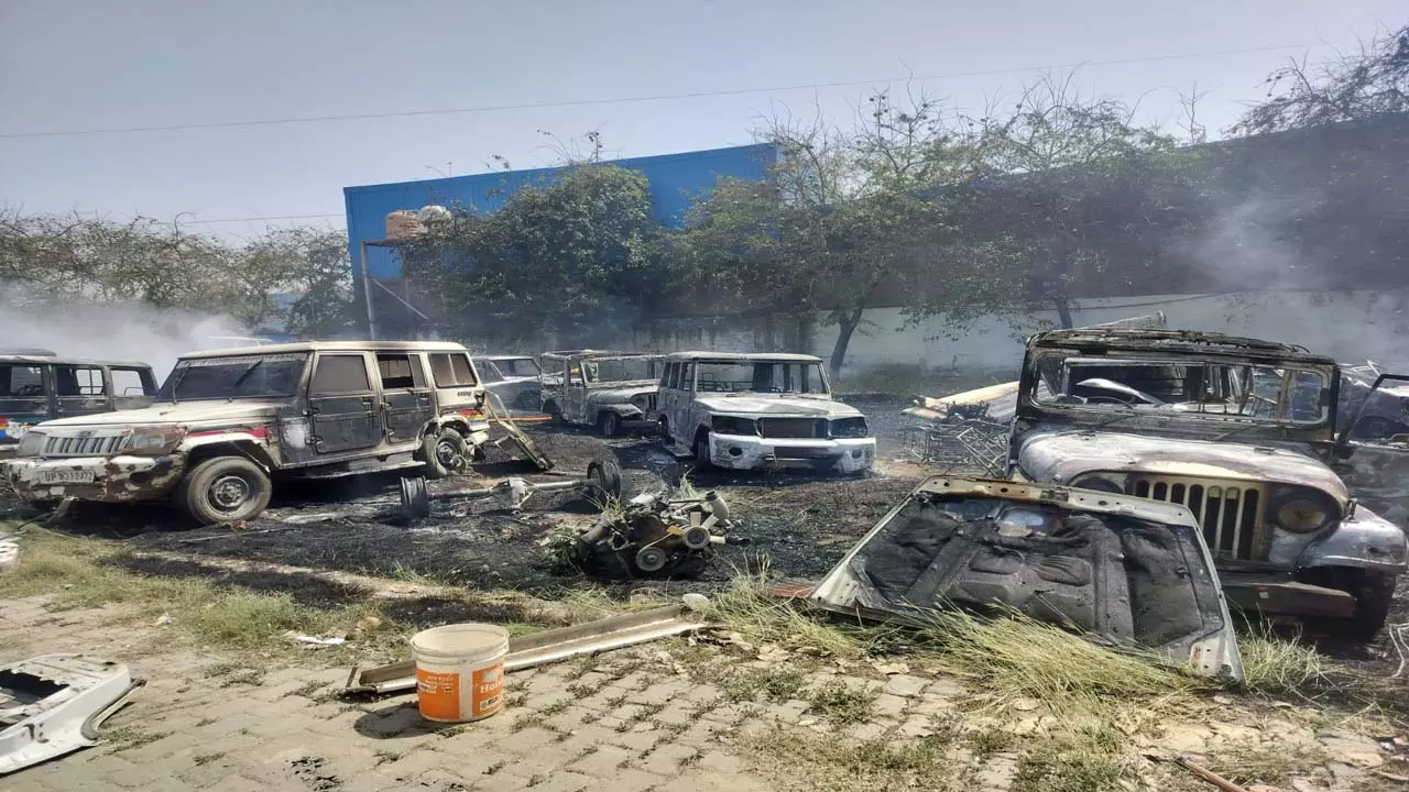 Firozabad में भीषण आग, स्क्रैप गाड़ियों में लगी लपटों से मची अफरा-तफरी