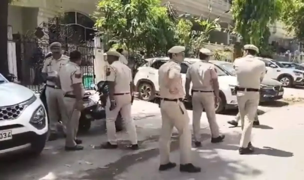 Delhi News: IRSअधिकारी की बेटी की मौत से इलाके में तनाव,जांच में जुटी पुलिस