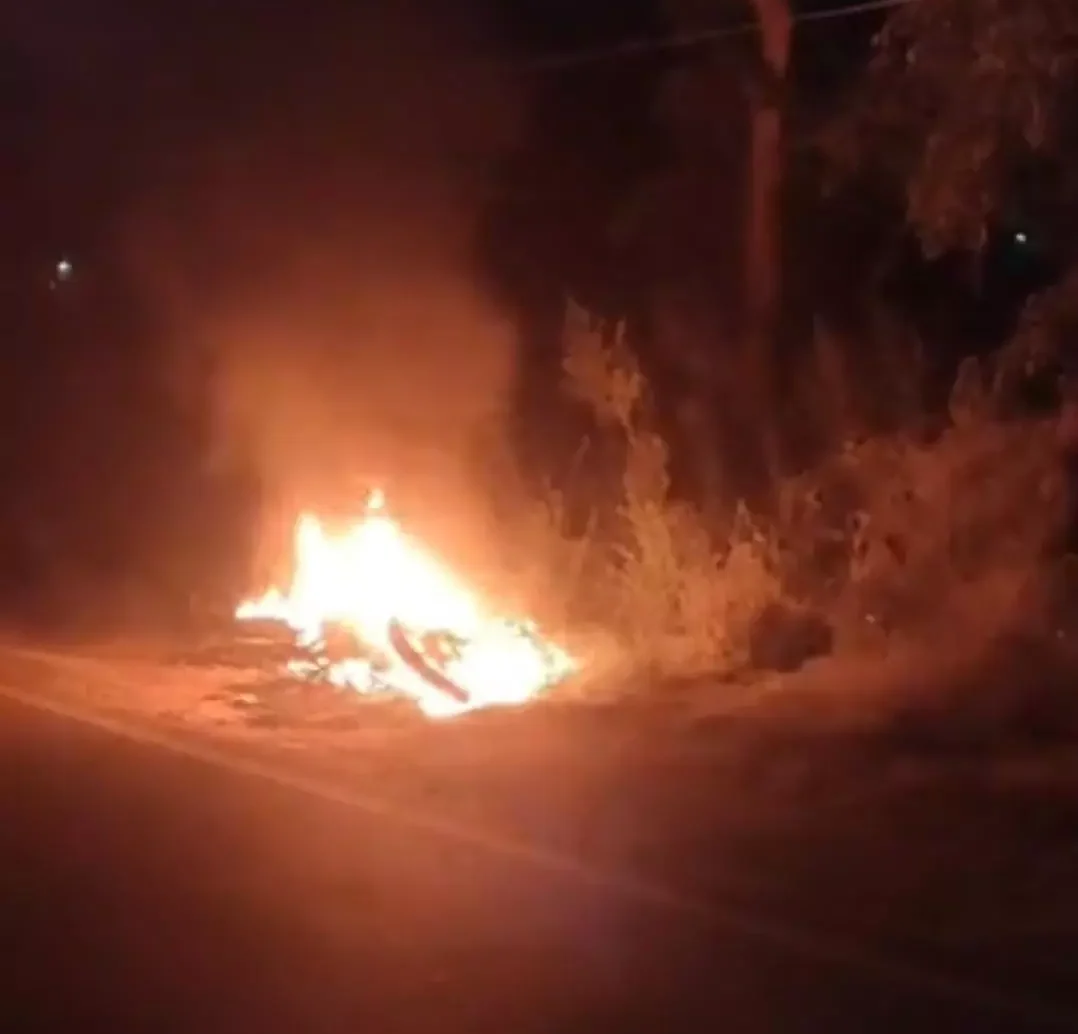 एटा में बड़ा हादसा टला: जलती हुई बाइक से कूदकर युवक ने बचाई अपनी जान