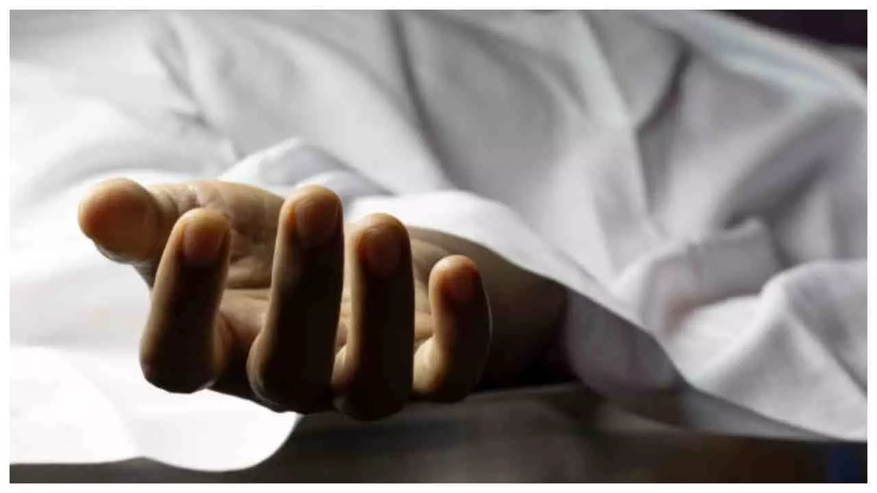 चंदौली में सनसनी: पानी की टंकी के पास मिला अधजला शव