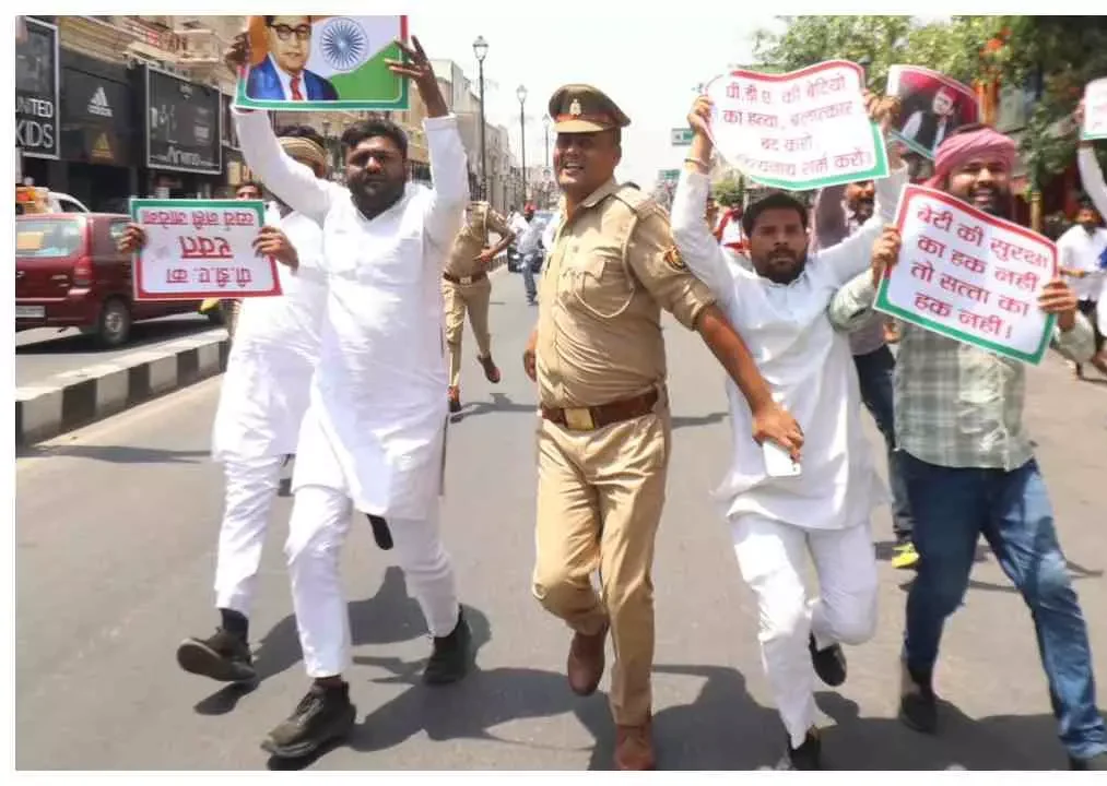 लखनऊ में सपा का प्रदर्शन, कार्यकर्ताओं और पुलिस में तनातनी