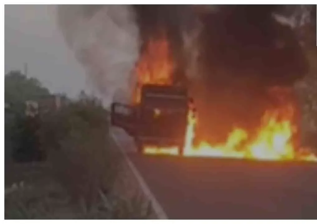 Kanpur Deaht News :पुणे से लखनऊ जा रही डीसीएम में भीषण आग, चालक ने कूदकर बचाई जान