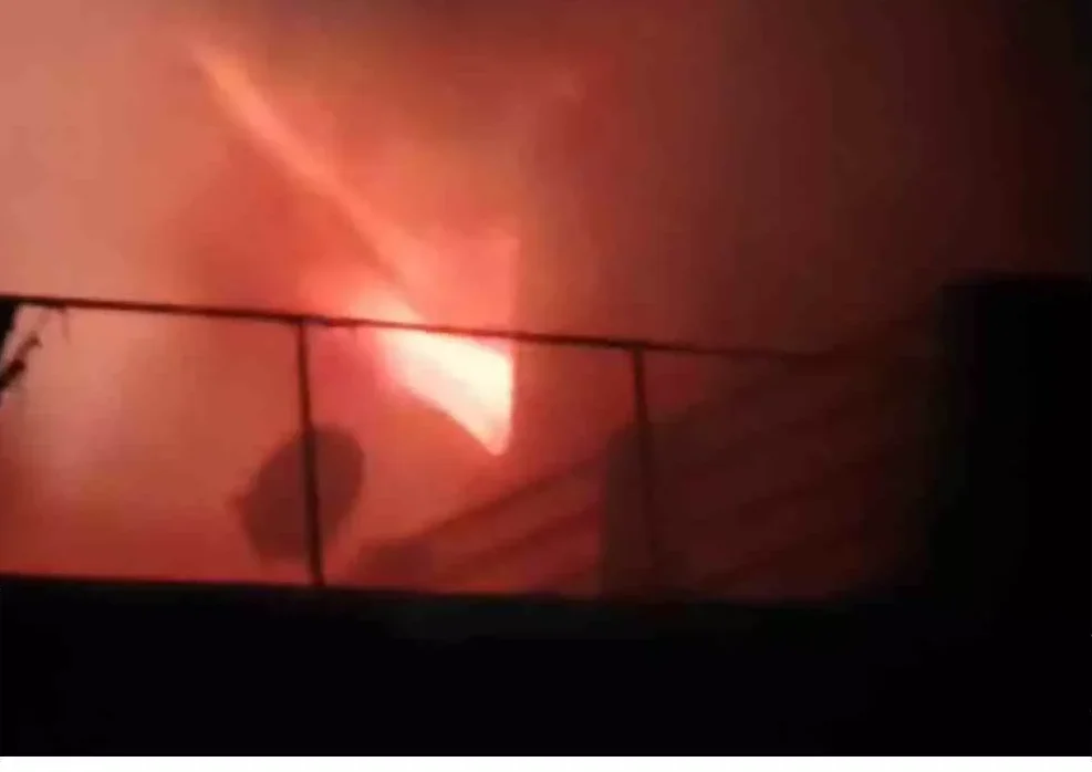 Hardoi News: हरदोई में देर रात भीषणआग, इलेक्ट्रॉनिक-फर्नीचर शोरूम जलकर खाक, मचा हड़कंप