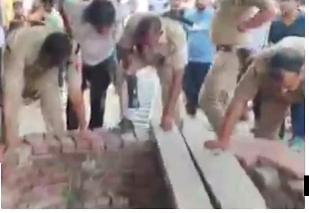 एटा में सनसनी: 40 फीट गहरे कुएं में मिला युवक का शव, इलाके में हड़कंप