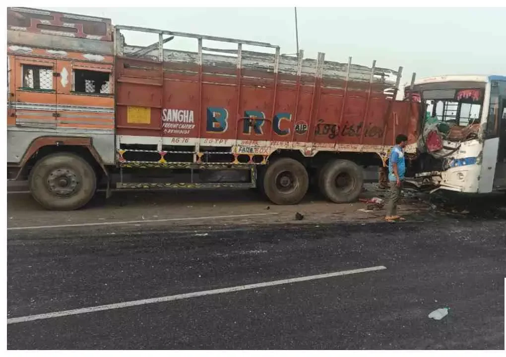 NH-9 पर भीषण हादसा: ट्रक से टकराई रोडवेज बस, 12 यात्री घायल