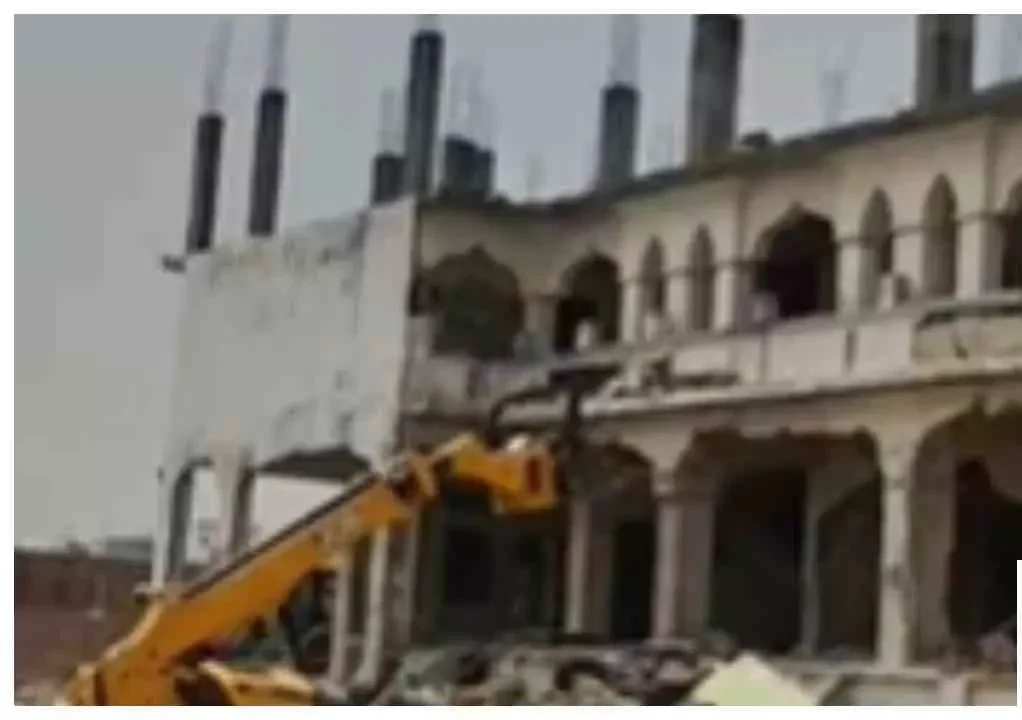 Sant Kabir Nagar News : संतकबीरनगर में बड़ा एक्शन,अवैध मदरसा बुलडोजर से ध्वस्त