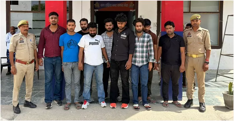 मेरठ पुलिस की बड़ी कार्रवाई: अवैध शस्त्र निर्माण गिरोह पकड़ा, भारी मात्रा में हथियार बरामद