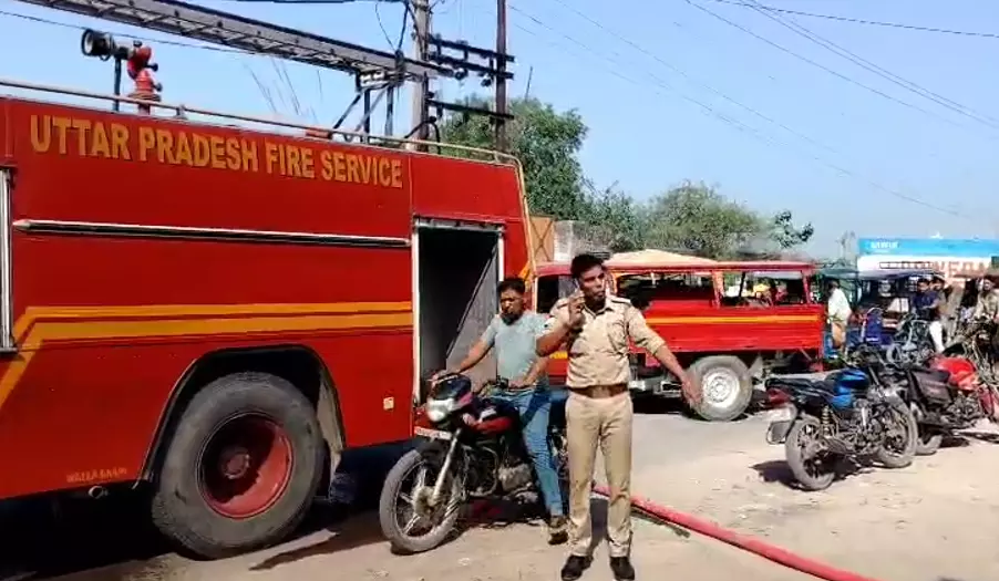 Hapur News: Pilkhuwa में भीषण आग, 70 से अधिक झुग्गियां जलकर राख