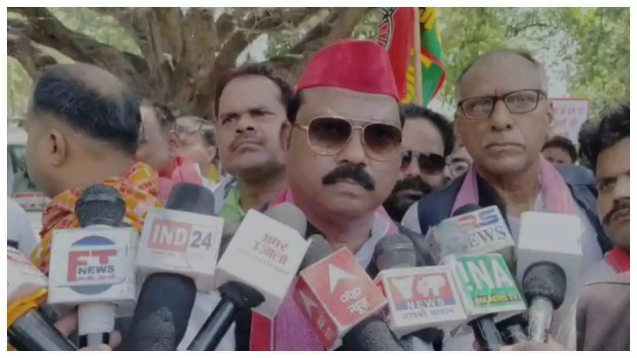 Raebareli News : गाजीपुर-हरदोई हत्याकांड के विरोध में Raebareli में सपा का विशाल रोष मार्च