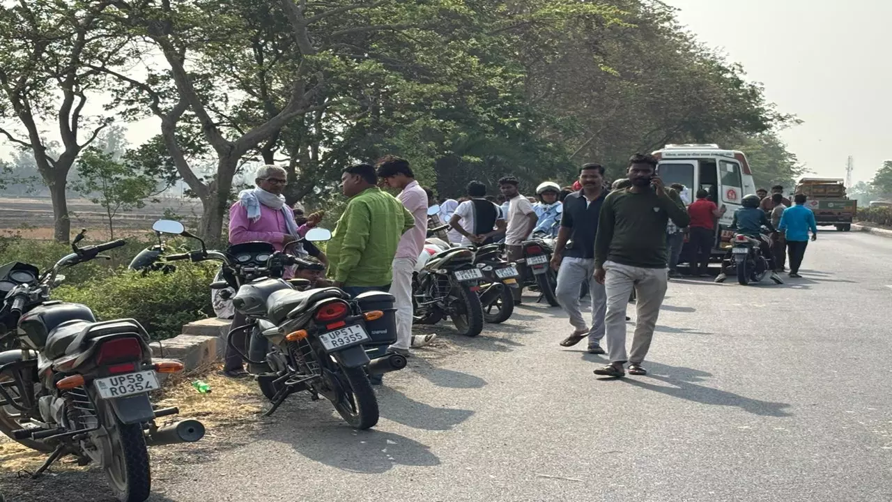 Sant Kabir Nagar News: भीषण सड़क हादसा, ट्रक की टक्कर से एक ही परिवार के दो लोगों की मौत