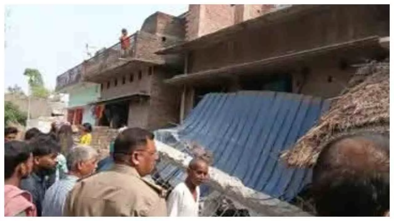 SantKabir Nagar News: खलीलाबाद में दर्दनाक हादसा,शादी की तैयारियों के बीच छज्जा गिरा, महिला की मौत