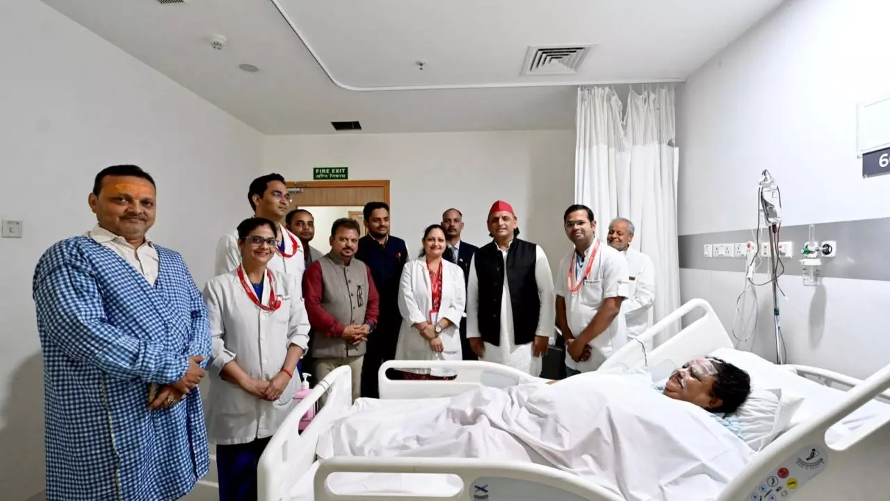 Lucknow News: Akhilesh Yadav मेदांता अस्पताल पहुंचे, झुलसीं Anupama Jaiswal का हाल जानने