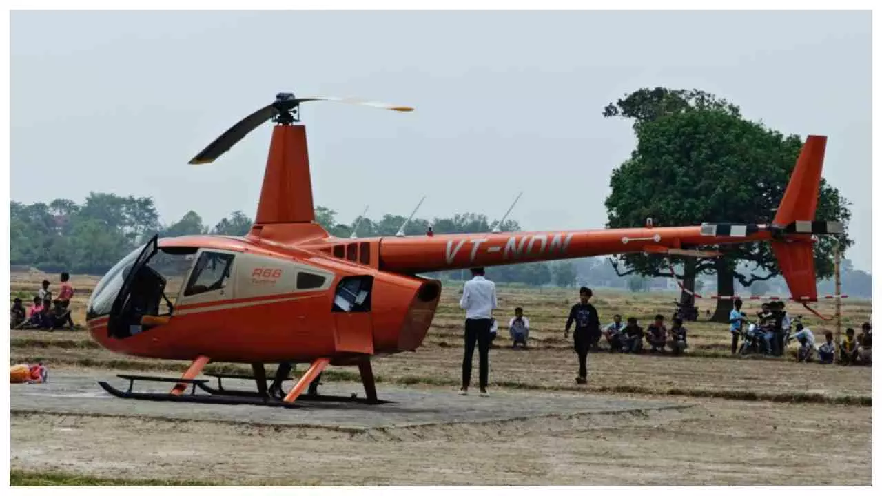 Siddharthnagar News: हेलीकॉप्टर से हुई दुल्हन की विदाई, खैरा गांव में दिखा अनोखा नज़ारा