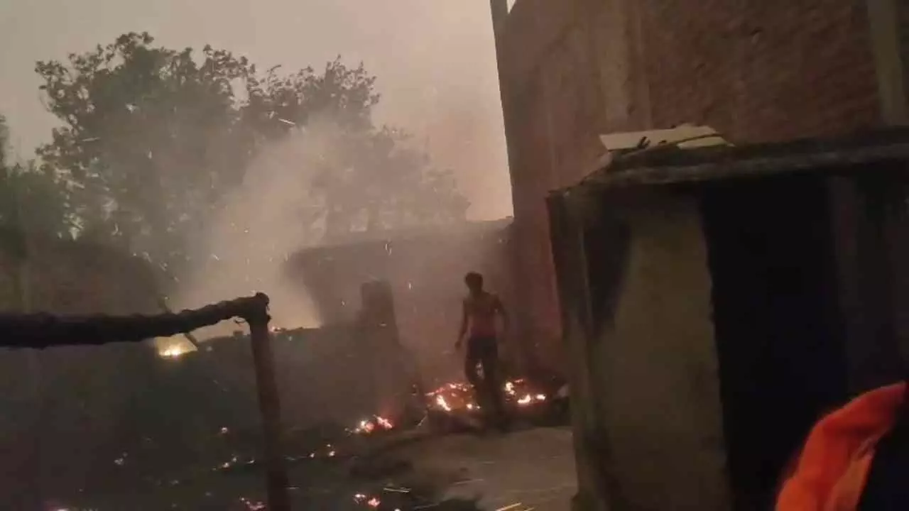 Sant Kabir Nagar News: आंधी-तूफान के बीच कौवाताड़ गांव में भीषण आग, आधा दर्जन झोपड़ियां जलकर राख