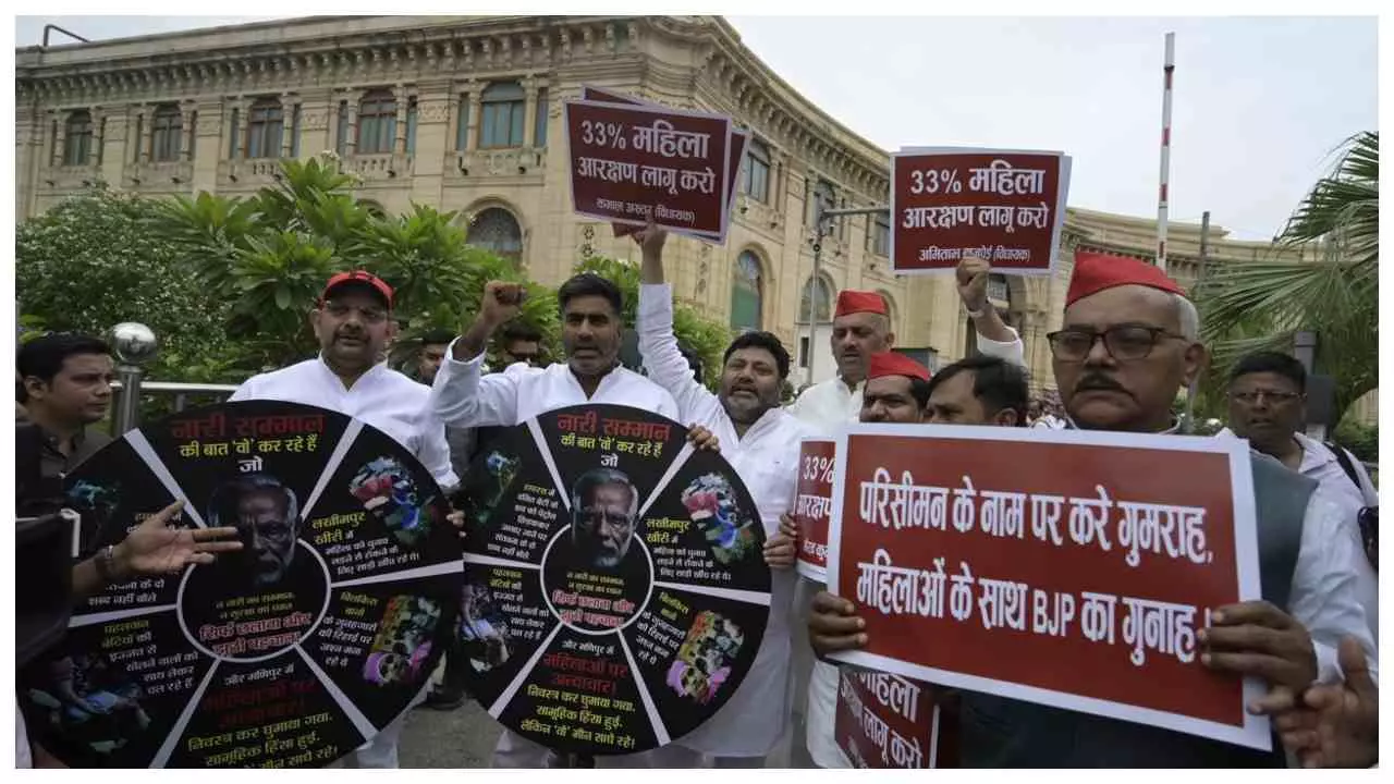 Lucknow News: यूपी विधानसभा में महिला आरक्षण पर सपा का प्रदर्शन, 33% कोटा लागू करने की मांग