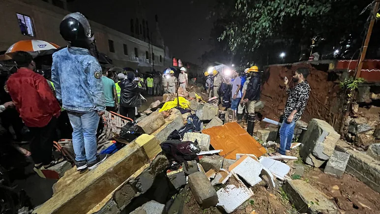 Bengaluru Wall Collapse: भारी बारिश का कहर, बॉरिंग अस्पताल के पास दीवार ढही, 7 की जान गई
