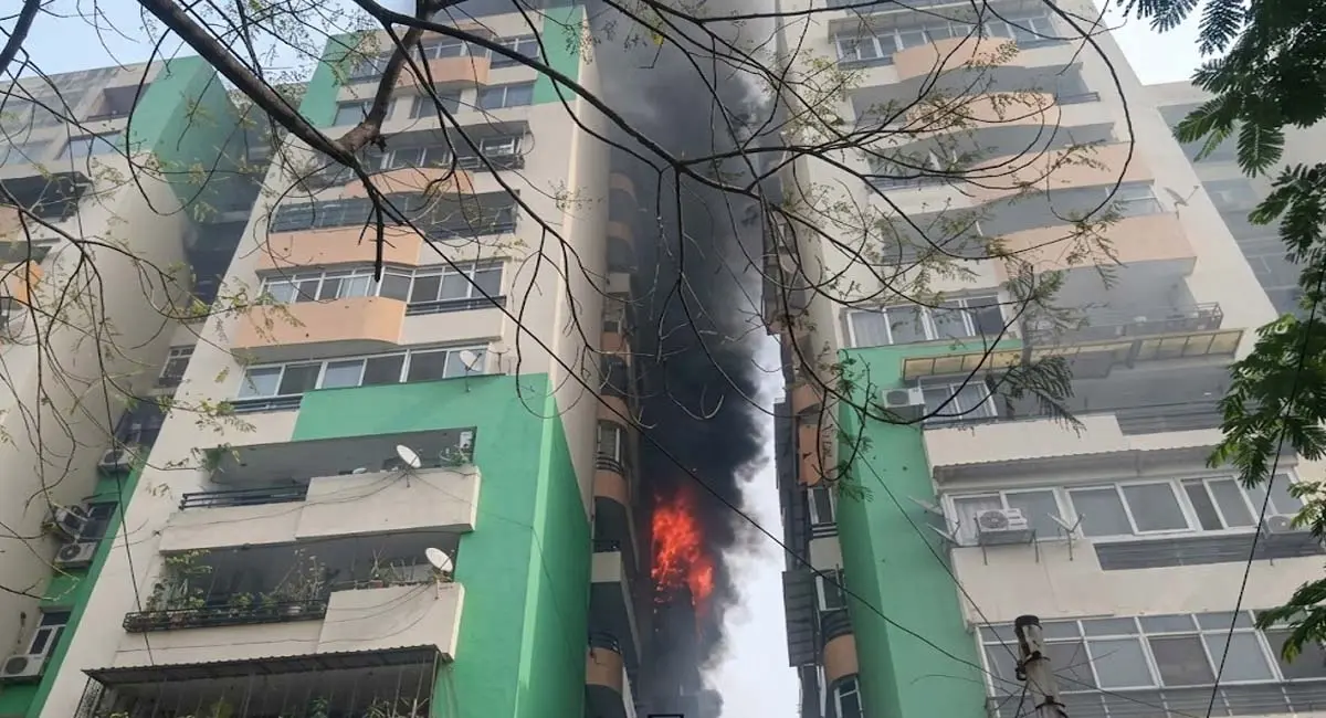 Ghaziabad Fire: इंदिरापुरम स्थित गौर ग्रीन एवेन्यू अपार्टमेंट में भीषण लगी आग