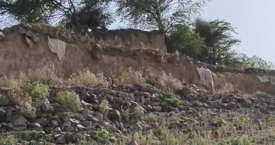 Banda News: बांदा में 33 करोड़ की स्टोन पिचिंग पहली ही बाढ़ में बह गई, उठे भ्रष्टाचार के सवाल
