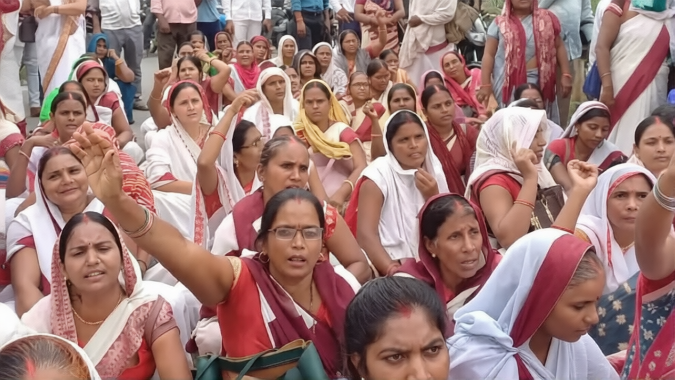 Chandauli News: स्वास्थ्य व्यवस्था की रीढ़ बनी आशा बहुएं, सिस्टम की अनदेखी का शिकार
