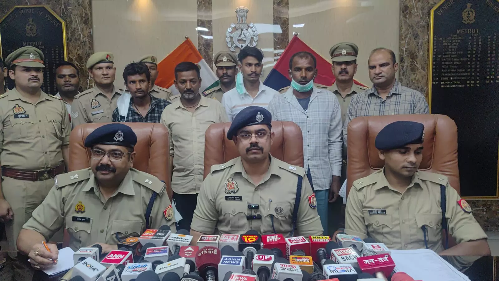 Meerut News: स्वाट टीम और पुलिस की संयुक्त कार्रवाई, भारी मात्रा में अवैध शस्त्र बरामद