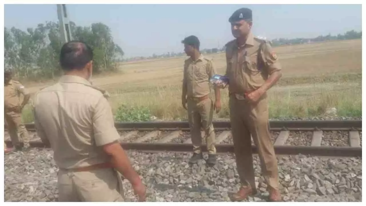 Chandauli News: चंदौली जनपद में पैसेंजर ट्रेन में फायरिंग की घटना से मचा हड़कंप, जांच में जुटी पुलिस Chandauli News: चंदौली जनपद में पैसेंजर ट्रेन में फायरिंग की घटना से मचा हड़कंप, जांच में जुटी पुलिस