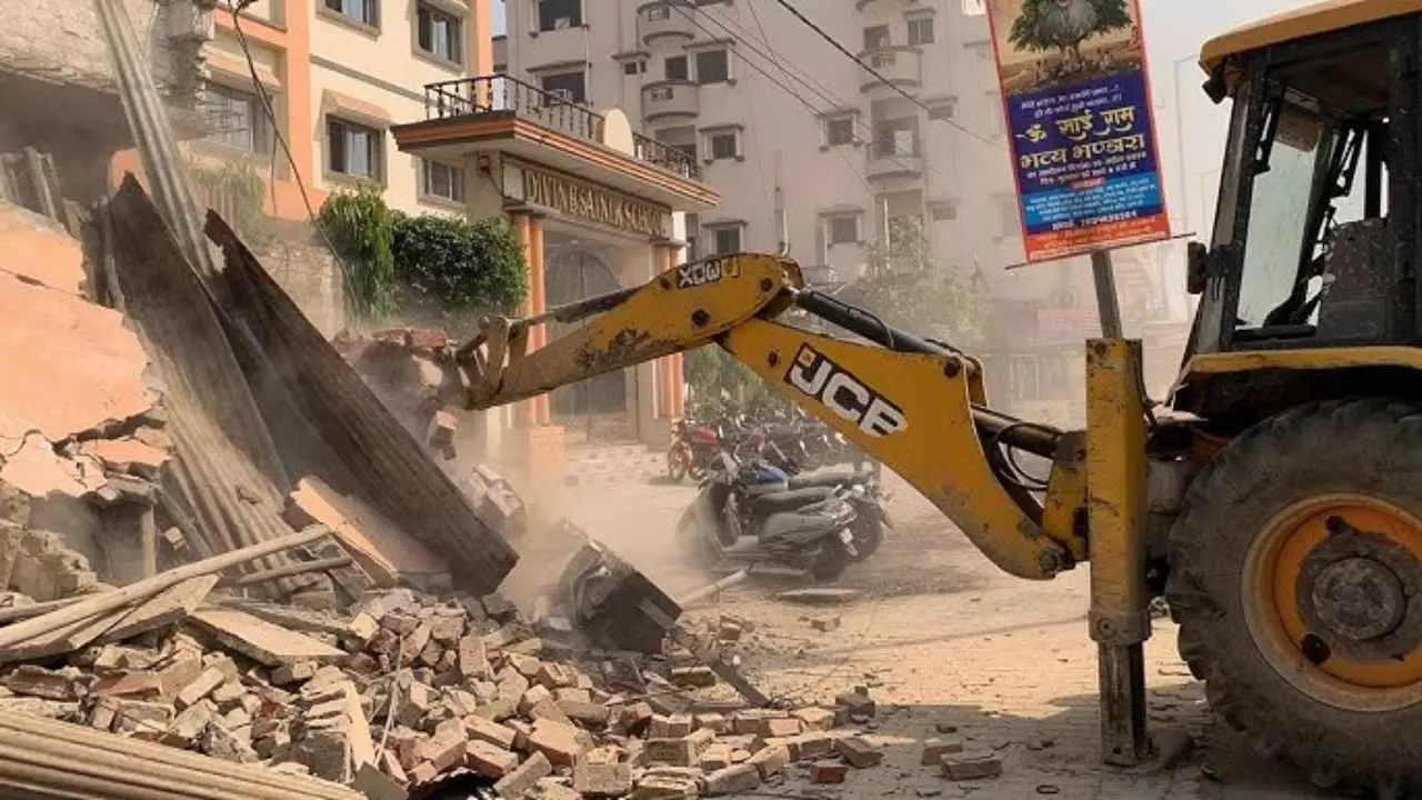 Varanasi Lahartara bulldozer action: दालमंडी के बाद लहरतारा में कार्रवाई, भारी पुलिस बल के बीच तोड़े गए निर्माण