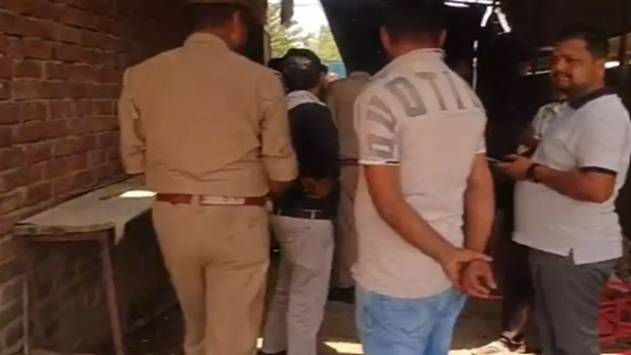 Lucknow News: लखनऊ के मलिहाबाद में शराब ठेके पर खूनी वारदात, कर्मचारी की हत्या