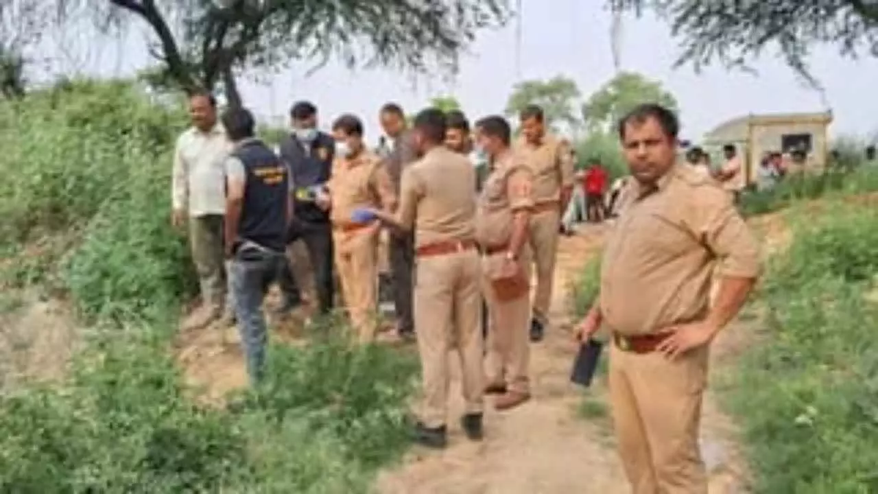 Hapur News: हापुड़ में नाले किनारे युवक का शव मिलने से सनसनी, हत्या की आशंका