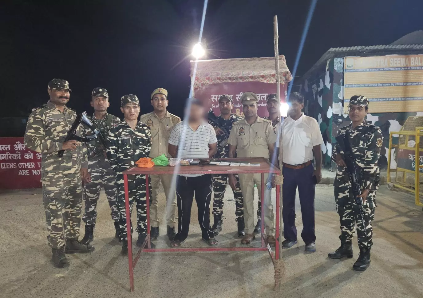 Siddharthnagar News: भारत-नेपाल सीमा पर बड़ी कार्रवाई, 18 पासपोर्ट के साथ नेपाली नागरिक गिरफ्तार