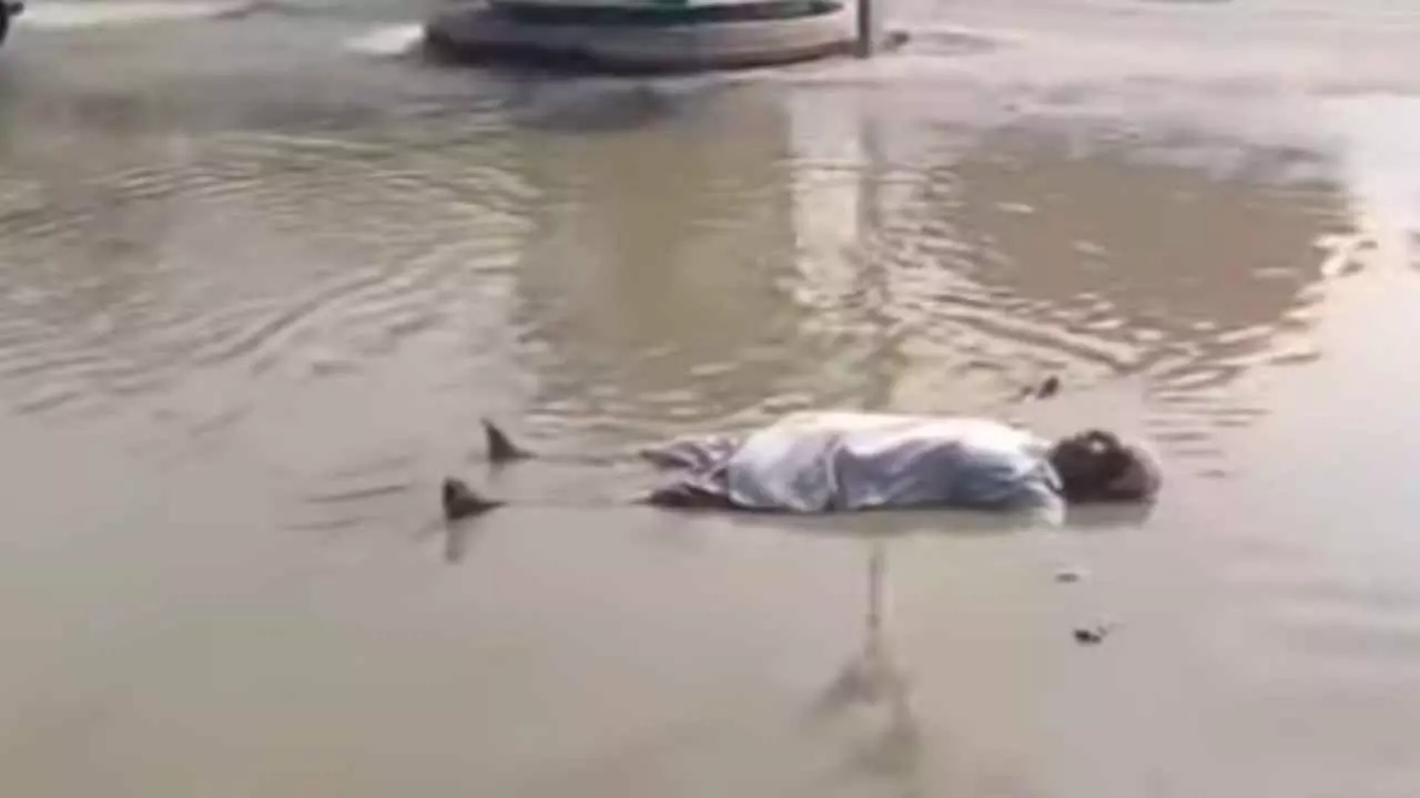 Kushinagar News: चौराखास में जलजमाव से परेशान 85 वर्षीय बुजुर्ग का अनोखा विरोध