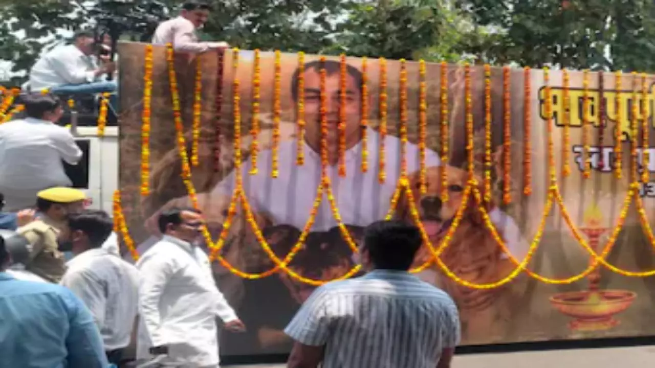 Prateek Yadav Funeral: Akhilesh Yadav के भाई Prateek Yadav का भैंसाकुंड घाट पर अंतिम संस्कार