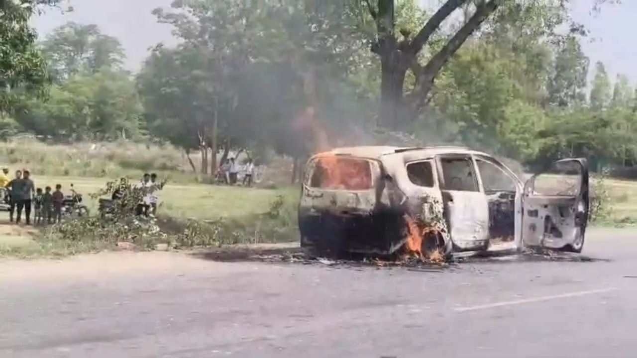 Bahraich News: चलती कार में लगी आग से हाईवे पर दहशत, देखते ही देखते जलकर खाक हुई गाड़ी