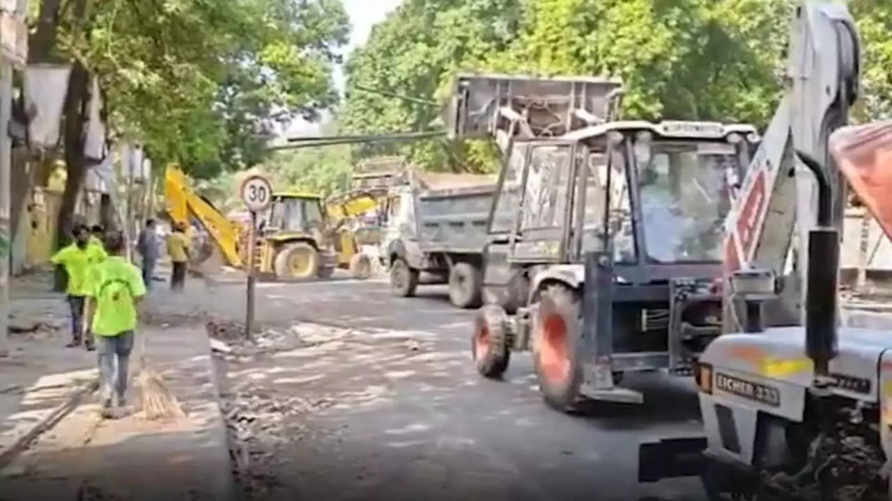 Lucknow Court Bulldozer Action: कोर्ट के सख्त निर्देश के बाद एक्शन में प्रशासन, वकीलों ने लगाए विरोध के नारे Lucknow Court Bulldozer Action: कोर्ट के सख्त निर्देश के बाद एक्शन में प्रशासन, वकीलों ने लगाए विरोध के नारे