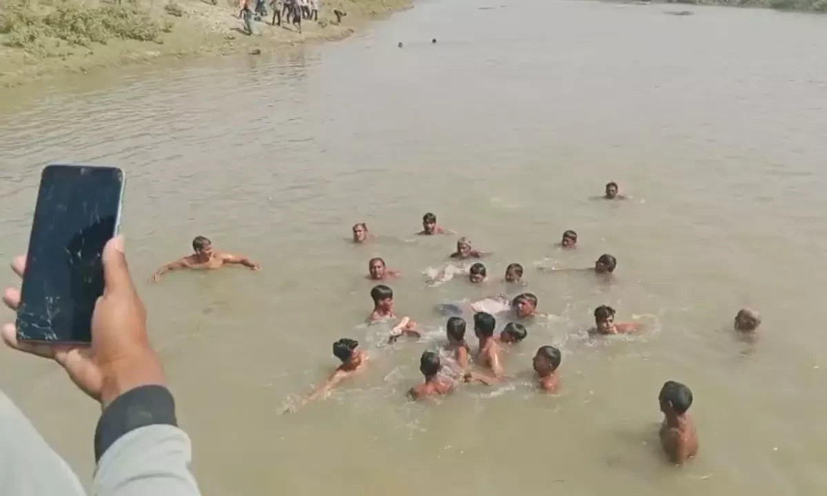Fatehpur News: फतेहपुर में दर्दनाक हादसा: यमुना नदी में डूबने से चार दोस्तों की मौत Fatehpur News: फतेहपुर में दर्दनाक हादसा: यमुना नदी में डूबने से चार दोस्तों की मौत