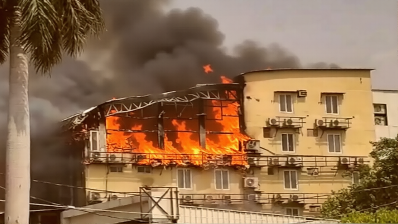 Prayagraj Hotel Fire: प्रयागराज के बिट्ठल होटल में भीषण आग, सिविल लाइन्स इलाके में मची अफरा-तफरी Prayagraj Hotel Fire: प्रयागराज के बिट्ठल होटल में भीषण आग, सिविल लाइन्स इलाके में मची अफरा-तफरी