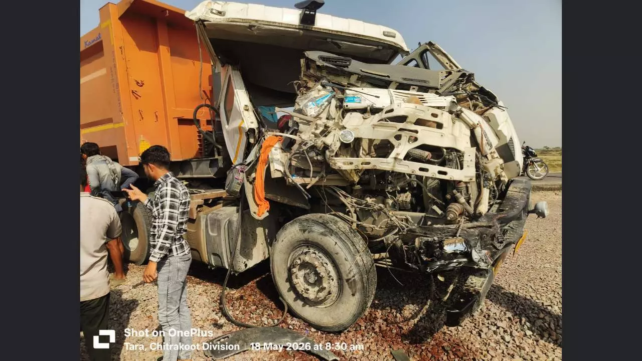 Banda News: बांदा में दो ट्रकों की भीषण भिड़ंत, दर्दनाक हादसे में चालक की मौके पर मौत Banda News: बांदा में दो ट्रकों की भीषण भिड़ंत, दर्दनाक हादसे में चालक की मौके पर मौत