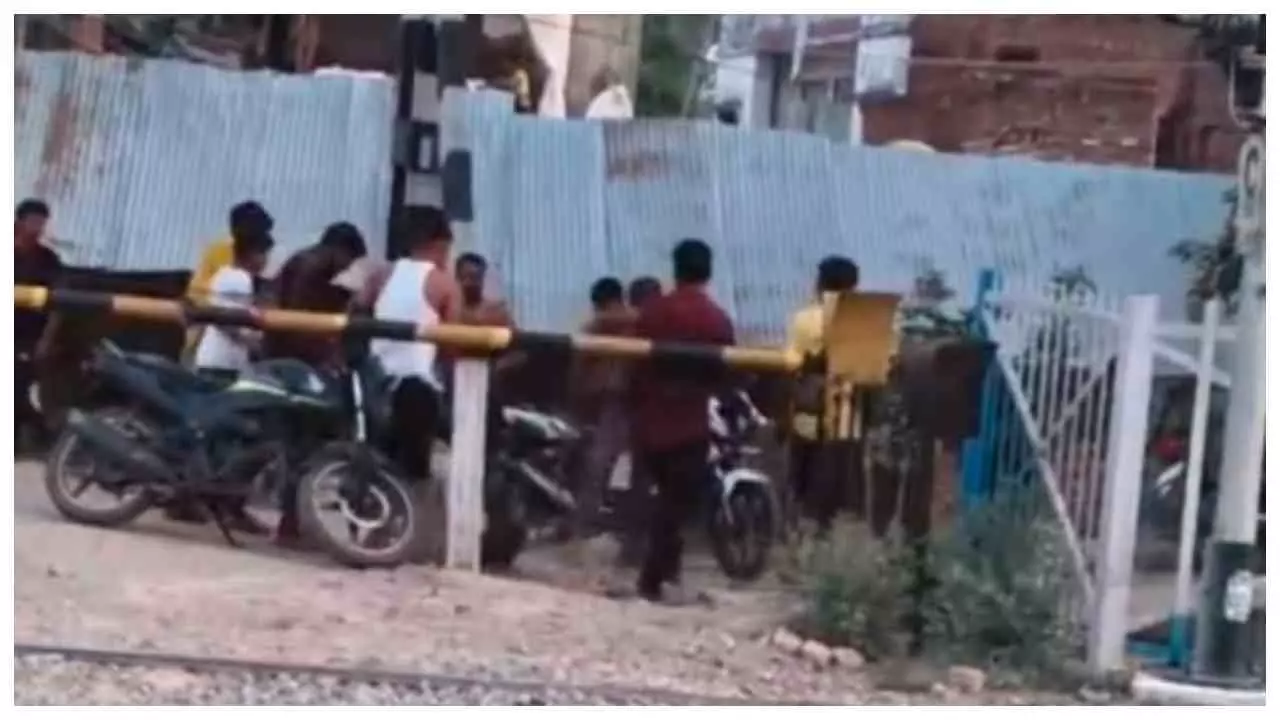 Barabanki News: बाराबंकी में दबंगई, रेलवे फाटक बंद होने पर गेटमैन को पीटा