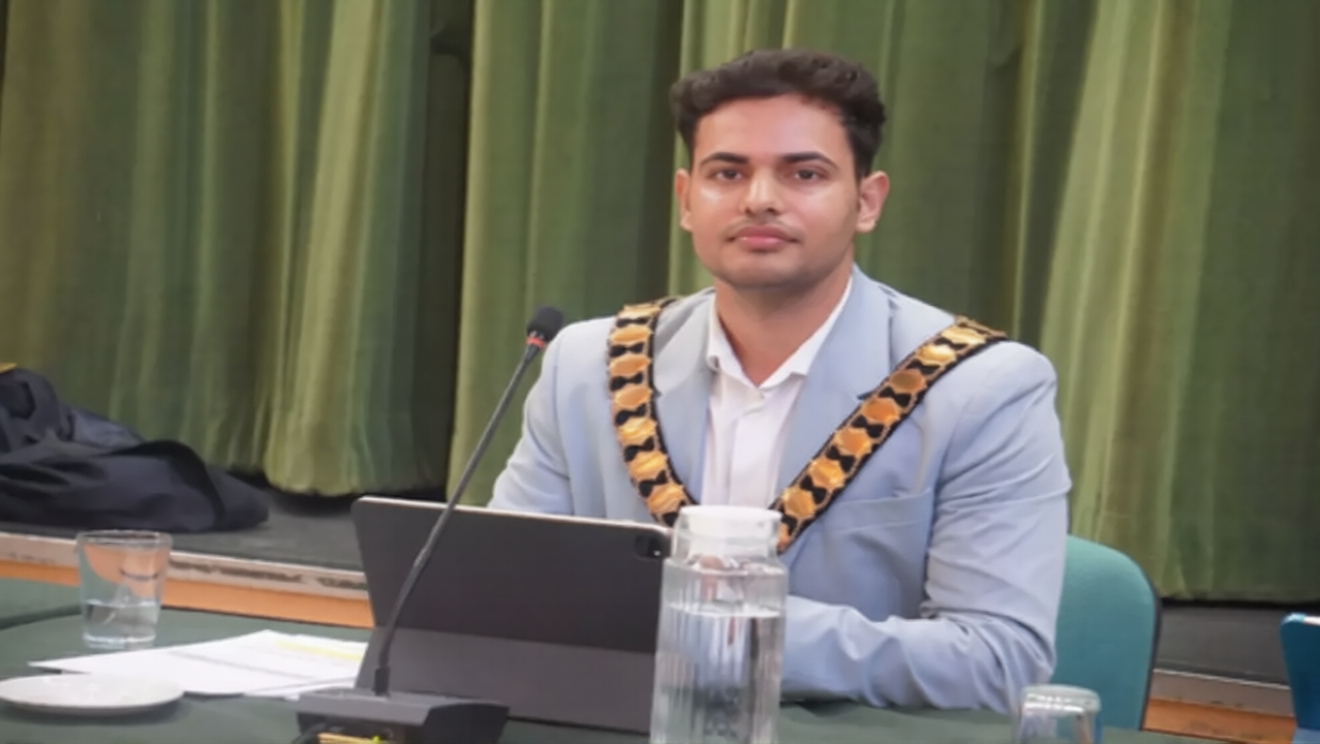 Tushar Kumar UK Mayor: तुषार कुमार ने रचा इतिहास, 23 साल की उम्र में बने मेयर