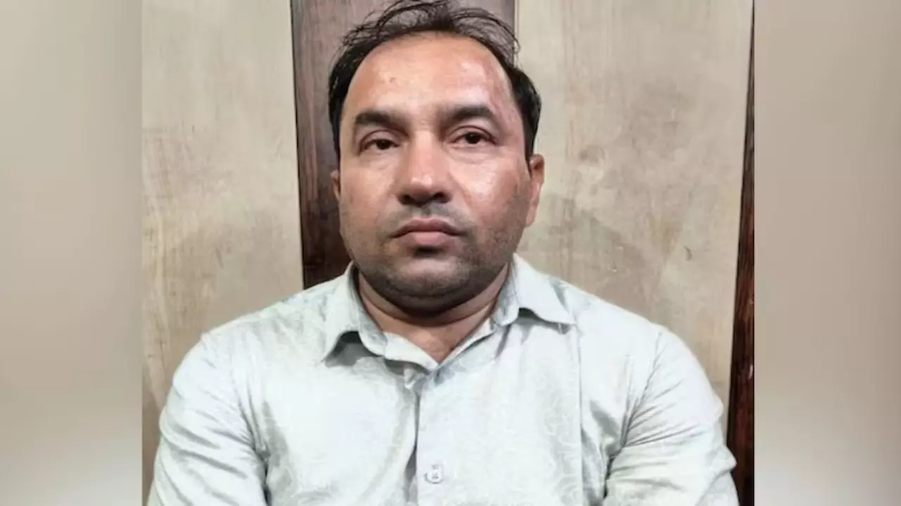 LU Professor Suspended:LU के असिस्टेंट प्रोफेसर पर गिरी गाज, छात्रा से बातचीत का ऑडियो वायरल