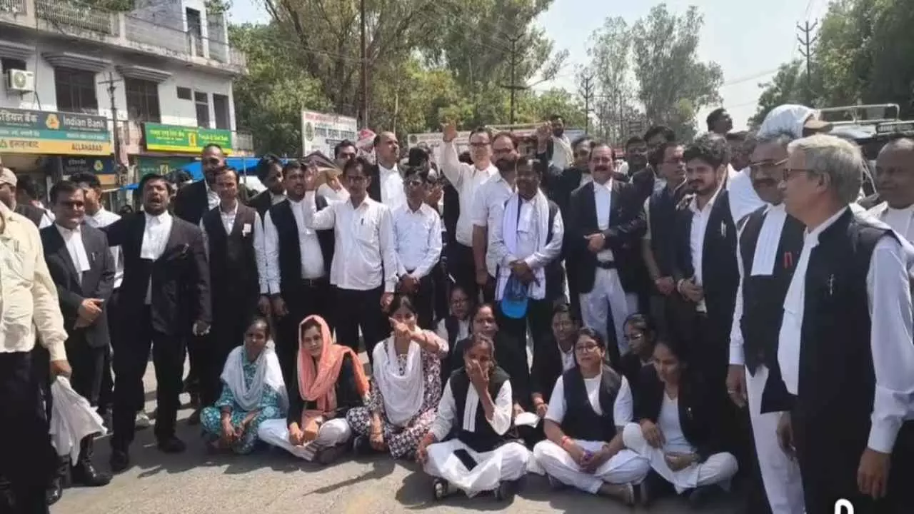 Jalaun News: लखनऊ घटना पर भड़के जालौन के वकील, कलेक्ट्रेट पहुंचकर किया जोरदार प्रदर्शन