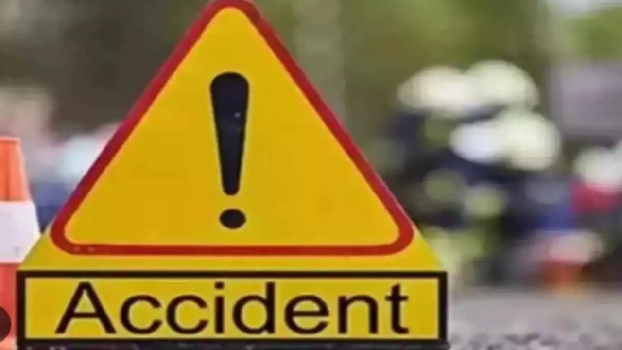Sonbhadra News: सोनभद्र में दर्दनाक सड़क हादसा,गड्ढे में गिरी तेज रफ्तार बाइक, युवक की मौत