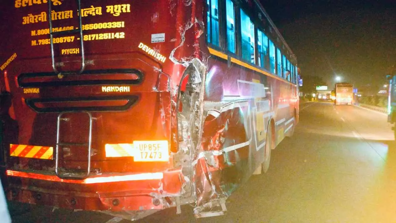 Hapur News: हापुड़ में बड़ा सड़क हादसा वैष्णो देवी जा रही बस को कैंटर ने मारी टक्कर