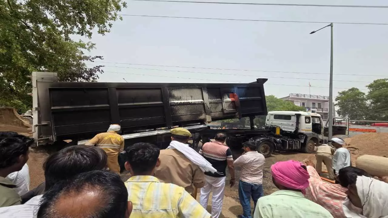 Jalaun News: मौरंग उतारते समय हाईटेंशन लाइन की चपेट में आया डंपर, लगी भीषण आग